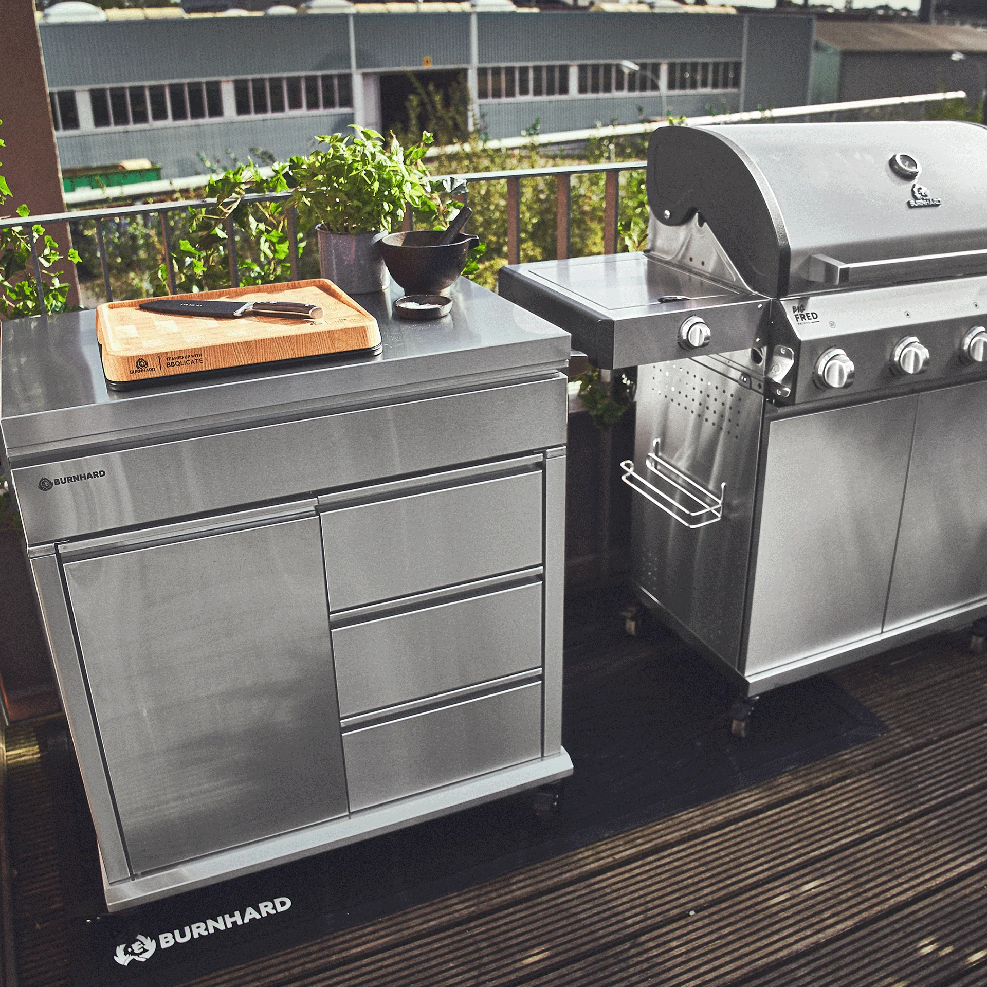 BURNHARD Grill Beistellwagen in der Farbe Edelstahl von BURNHARD