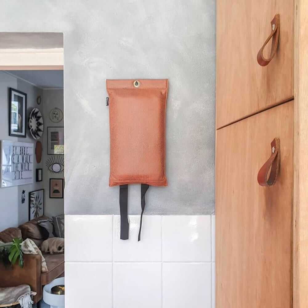 Löschdecke Vegan Cognac | Brandschutzdecke 1.20m x 1.80m | Haus | Camping | Boot | Grill | Persone von Naaais