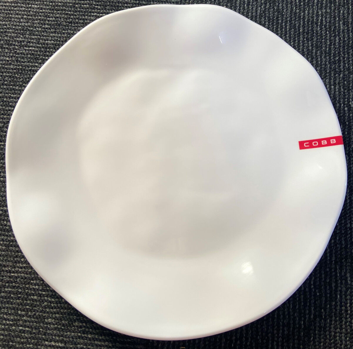 Cobb Teller Ø27cm weiss aus Melanin mit Cobb Logo von Cobb