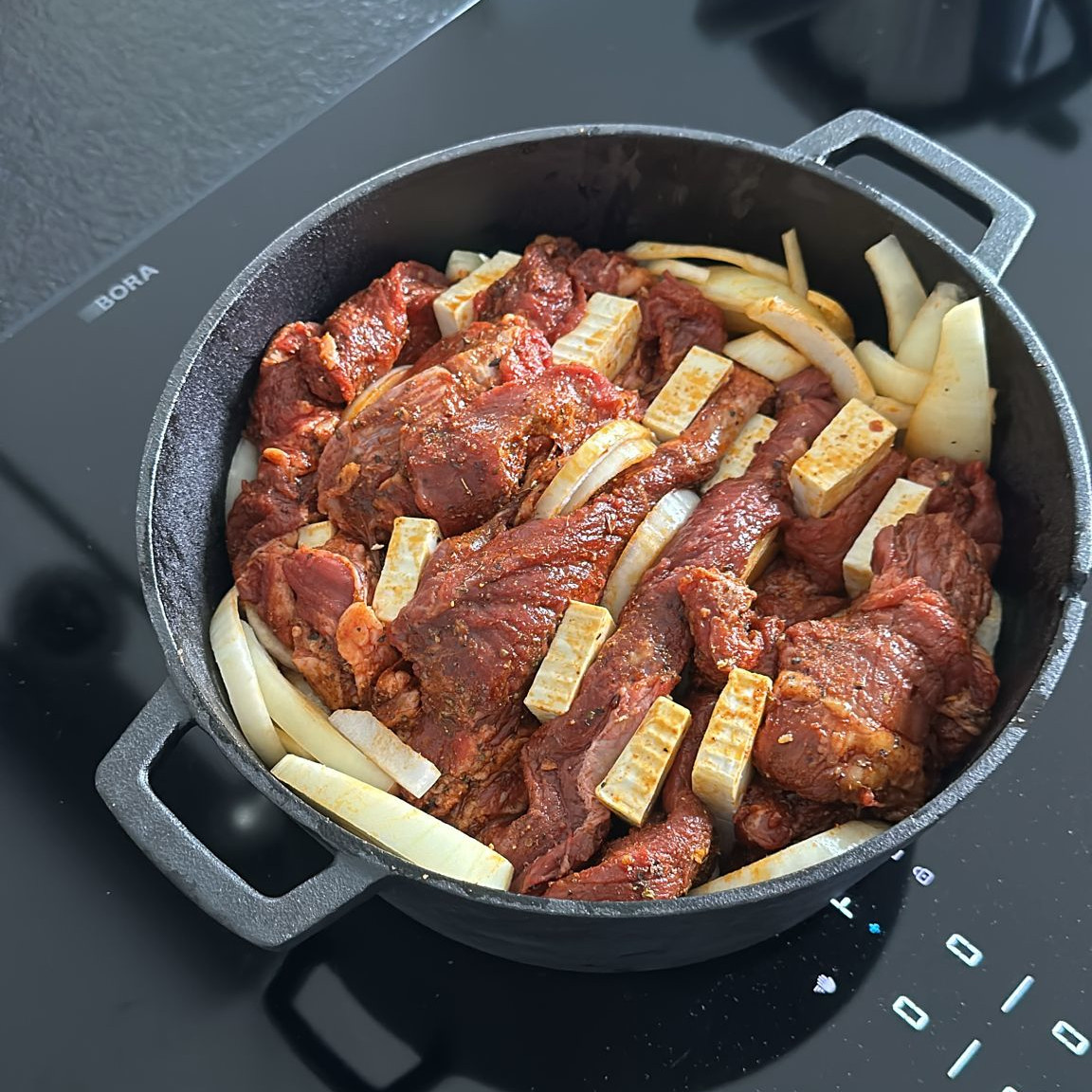 GUSSKÖNIG Dutch Oven - 2in1 Eingebrannter Gusseisen Topf 4,8L & Gusspfanne 1,8L von GUSSKÖNIG