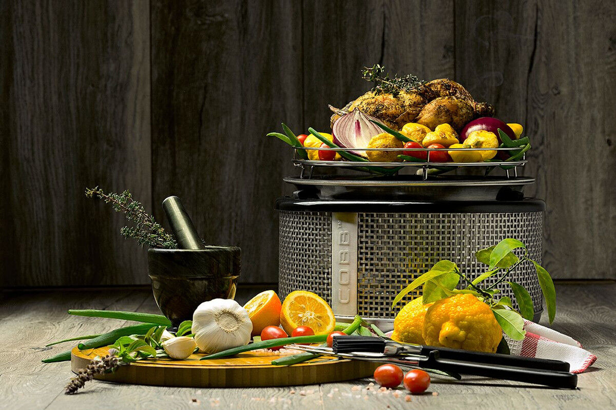 Cobb Premier AIR DELUXE Grill inkl. Air Deckel & Griddle & Bratenrost & Pfanne & Cobble Stone von Cobb