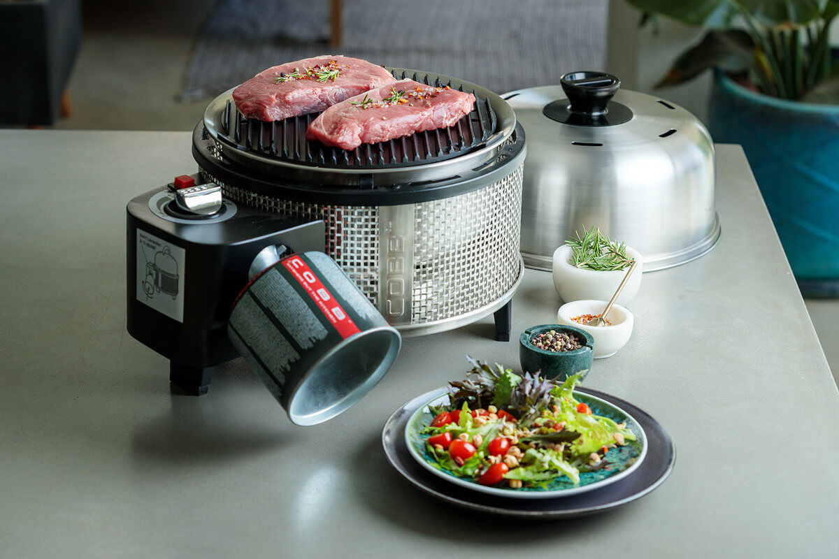 COBB Gas DELUXE 2.0 Grill Multifunktionsküche inkl. Cobb Bratpfanne + Kartusche von Cobb COBB Gas DELUXE 2.0 Grill Multifunktionsküche inkl. Cobb Bratpfanne + Kartusche von Cobb