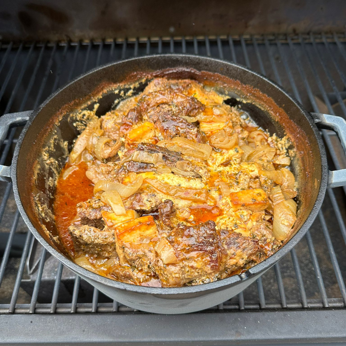 GUSSKÖNIG Dutch Oven - 2in1 Eingebrannter Gusseisen Topf 4,8L & Gusspfanne 1,8L von GUSSKÖNIG